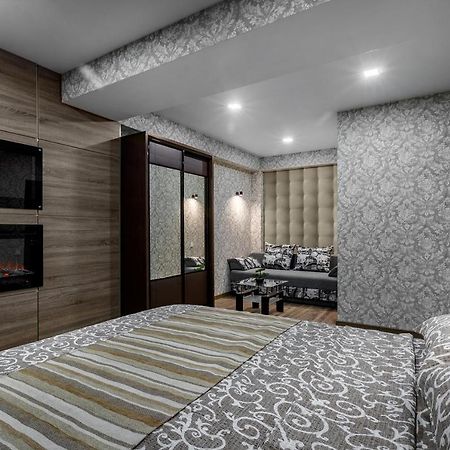 Apartment In The Center! Panoramic Windows! Fireplace! تشيسيناو المظهر الخارجي الصورة